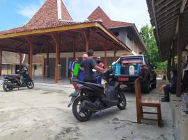 Bersama Tagana Gunungkidul, Lakukan Penyemprotan Disinfektan di Balai Desa Ngunut